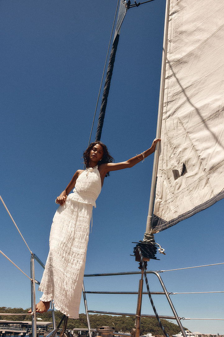 Damen Maxikleid Weiß mit offenem Rücken | Halterneck &amp; Volant-Taille | Geraffte Textur für Sommer &amp; Urlaub