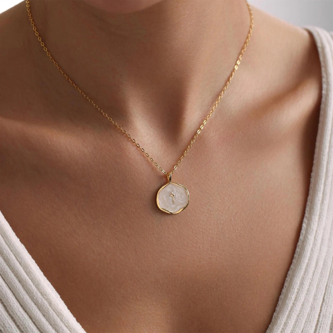 Goldfarbene Halskette mit Kreuzanhänger | Medaillon in Perlmuttoptik | Dezenter Schmuck für jeden Tag