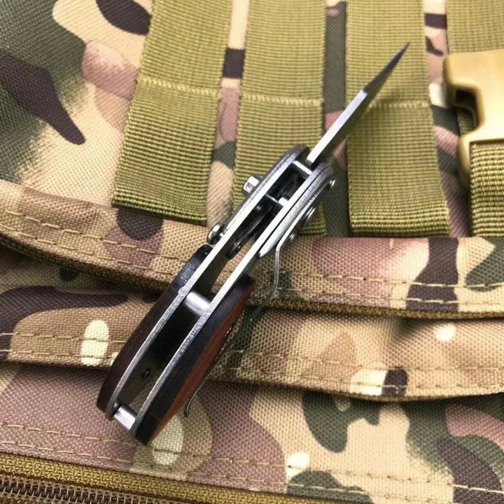 Mini taskuveitsi puisella kahvalla + painonappi | Automaattisesti avautuva, terävä taittoterä | Kompakti EDC ulkoiluun ja päivittäiseen käyttöön