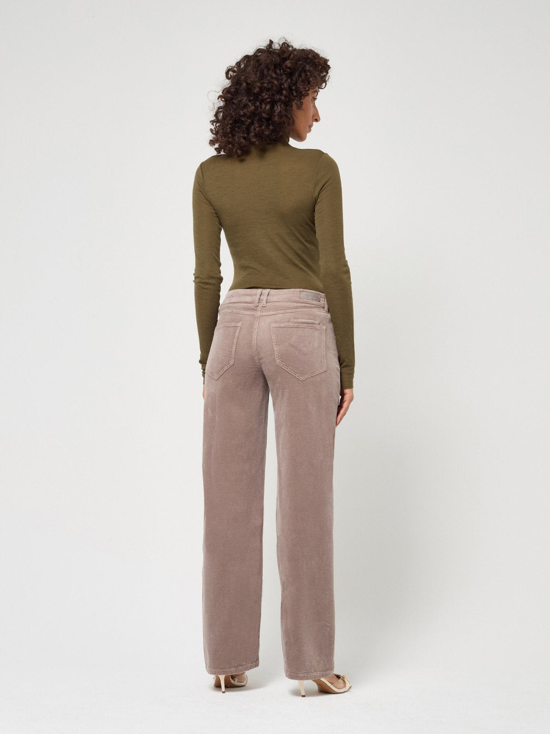 Cordhose Damen | Low Rise Straight Fit mit weitem Bein | Weicher Stretch-Cord | 5-Pocket-Style | Normale Beinlänge