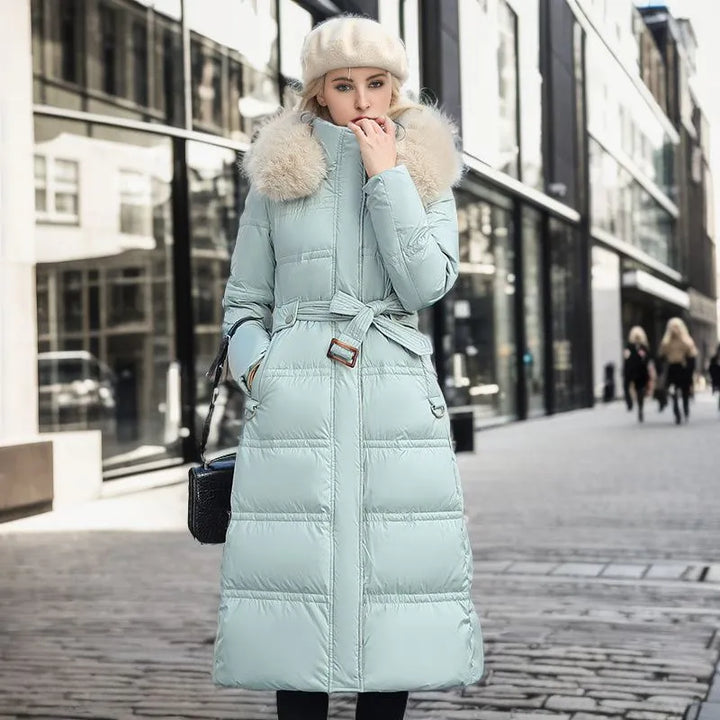 Damen lange Winterjacke mit Gürtel | Wintermantel mit Kapuze und Fellbesatz für feminine Winterlooks und kalte Tage
