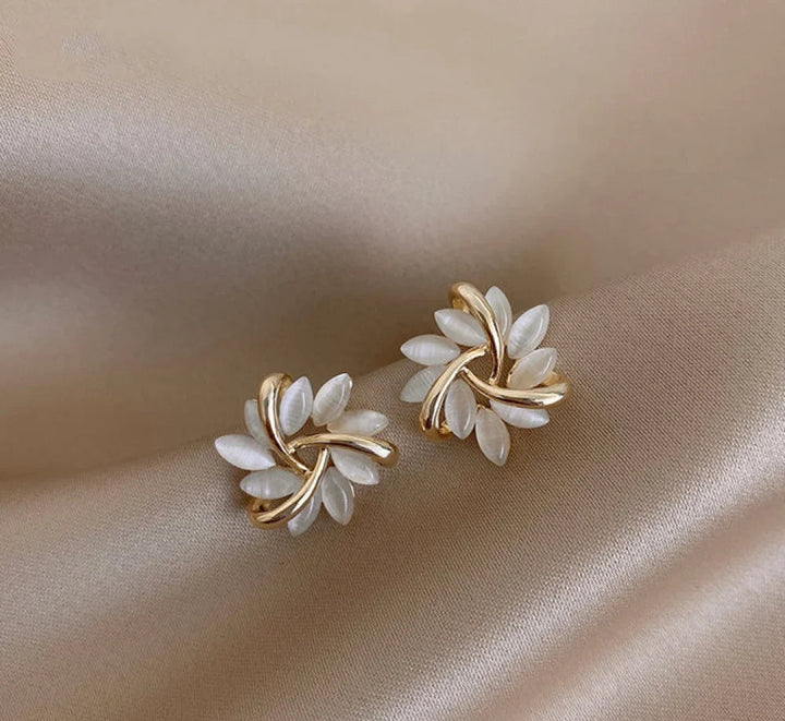 Opal-kukkakuvioiset nappikorvakorut kultaisella pinnalla | Kimaltelevat kivet kukkaisessa designissa | Elegantit ja kevyet arkeen ja juhlaan