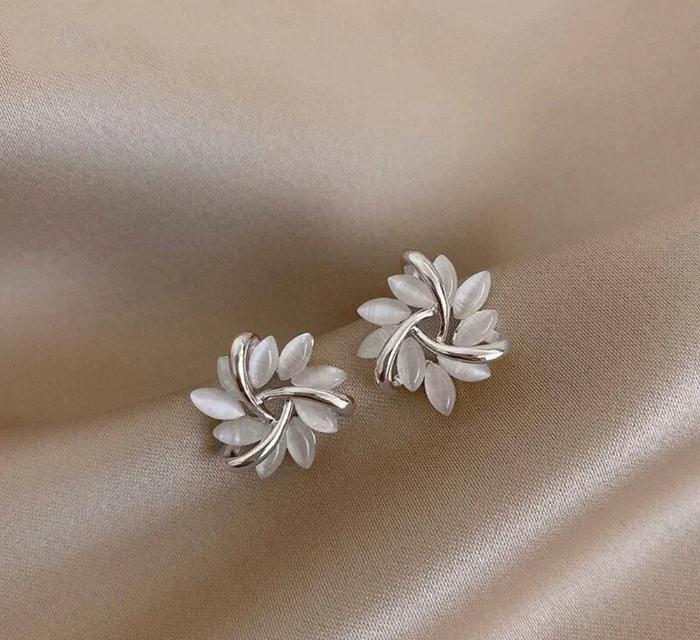 Opal-kukkakuvioiset nappikorvakorut kultaisella pinnalla | Kimaltelevat kivet kukkaisessa designissa | Elegantit ja kevyet arkeen ja juhlaan