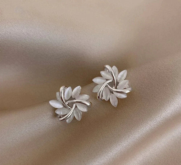 Opal-kukkakuvioiset nappikorvakorut kultaisella pinnalla | Kimaltelevat kivet kukkaisessa designissa | Elegantit ja kevyet arkeen ja juhlaan