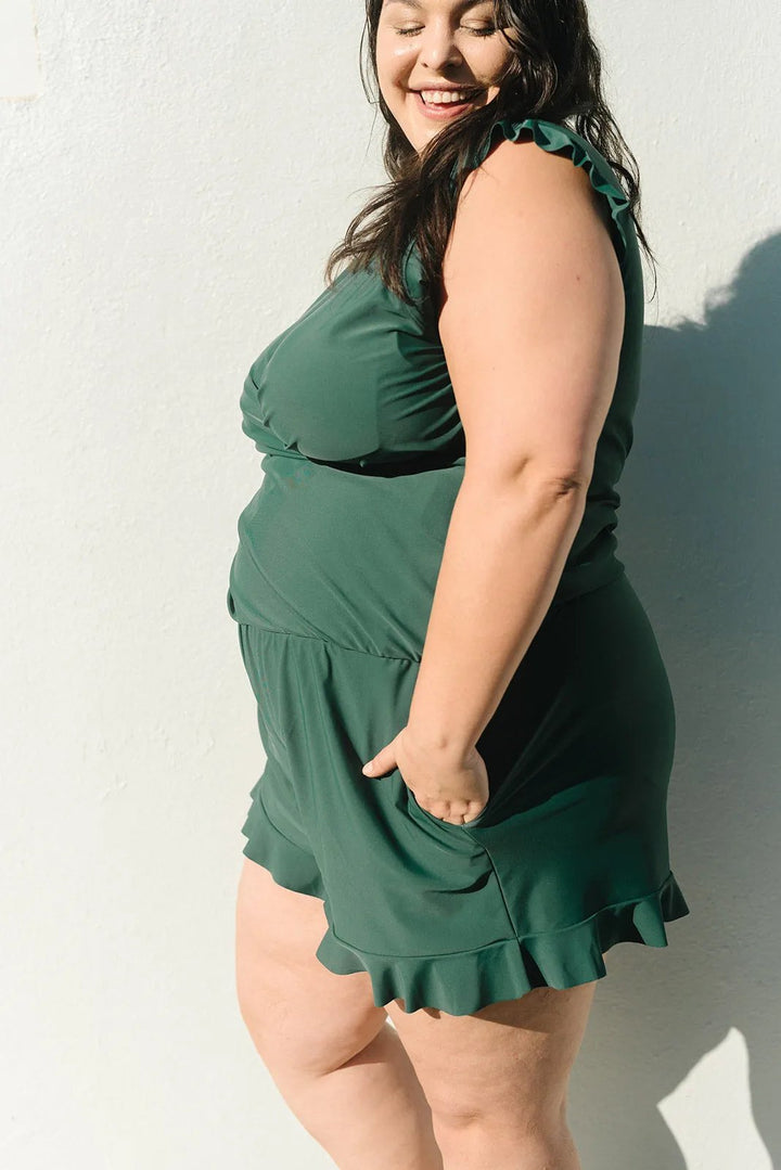 Damen Swim Romper mit Bauchkontrolle | V-Ausschnitt &amp; Rüschenschultern | schnelltrocknend, Vier-Wege-Stretch mit Shorts &amp; Taschen