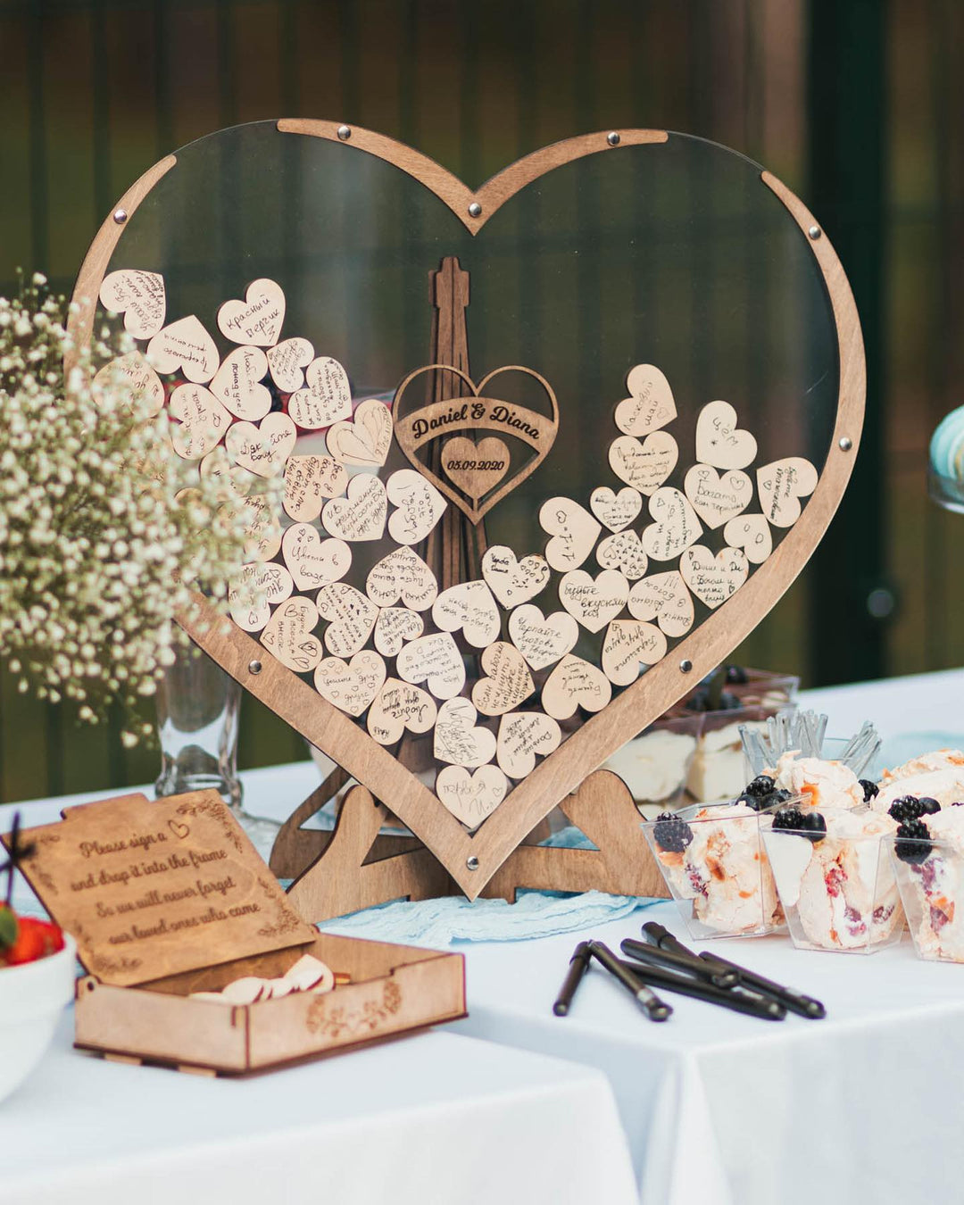 Libro degli ospiti per matrimoni a forma di cuore con cornice | decorazione ricordo con circa 80 cuori in legno | include supporto | 32×38×16 cm