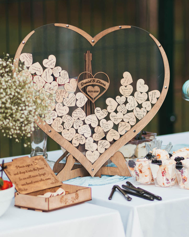 Libro degli ospiti per matrimoni a forma di cuore con cornice | decorazione ricordo con circa 80 cuori in legno | include supporto | 32×38×16 cm