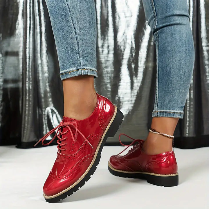 Damen Oxford-Schuhe mit Lack-Optik | Robuste Profilsohle &amp; Brogue-Details | Elegante Schnürschuhe für Büro und Alltag