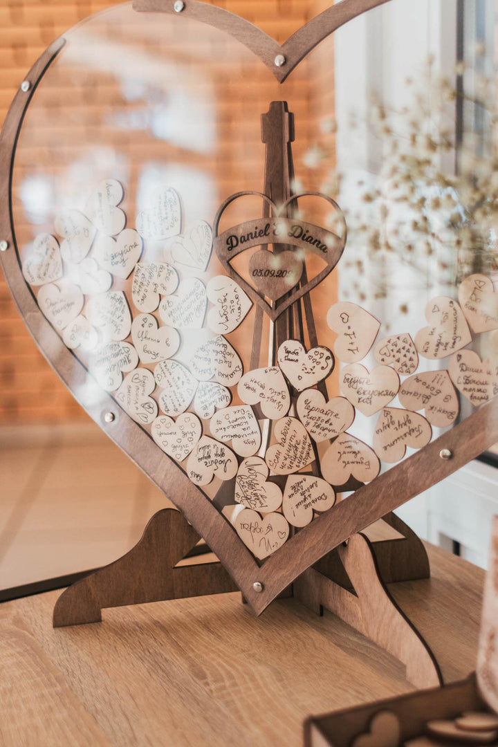 Libro degli ospiti per matrimoni a forma di cuore con cornice | decorazione ricordo con circa 80 cuori in legno | include supporto | 32×38×16 cm