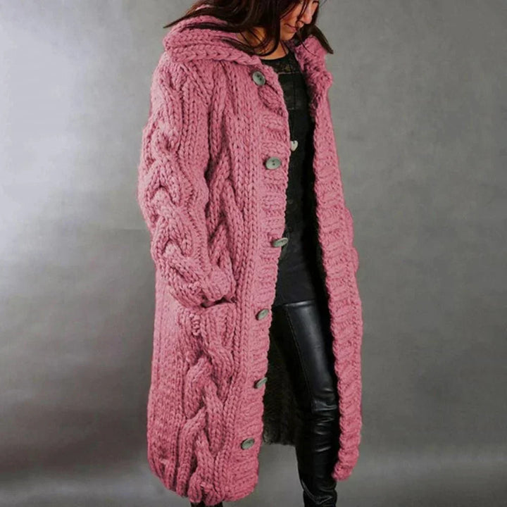Damen Strickmantel lang mit Kapuze | Knielanger Grobstrick-Cardigan mit Knopfleiste und strukturiertem Strickmuster