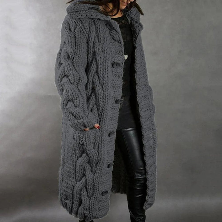 Damen Strickmantel lang mit Kapuze | Knielanger Grobstrick-Cardigan mit Knopfleiste und strukturiertem Strickmuster