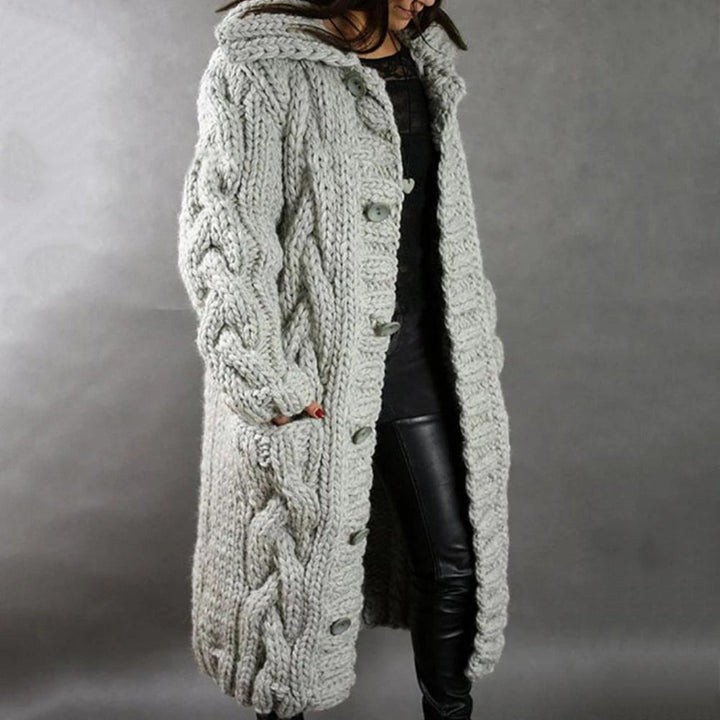 Damen Strickmantel lang mit Kapuze | Knielanger Grobstrick-Cardigan mit Knopfleiste und strukturiertem Strickmuster