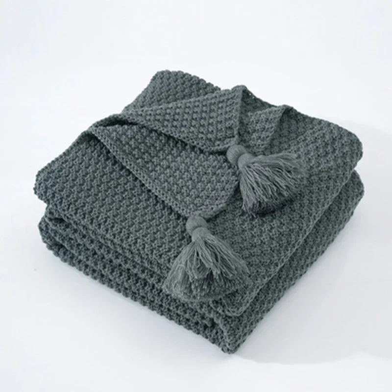 Wolldecke 130 × 160 cm | Gestrickte Kuscheldecke aus 100 % Wolle mit Quasten und dekorativen Kugeln