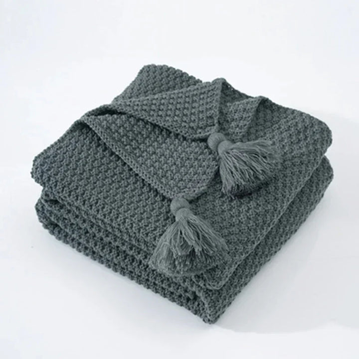 Wolldecke 130 × 160 cm | Gestrickte Kuscheldecke aus 100 % Wolle mit Quasten und dekorativen Kugeln