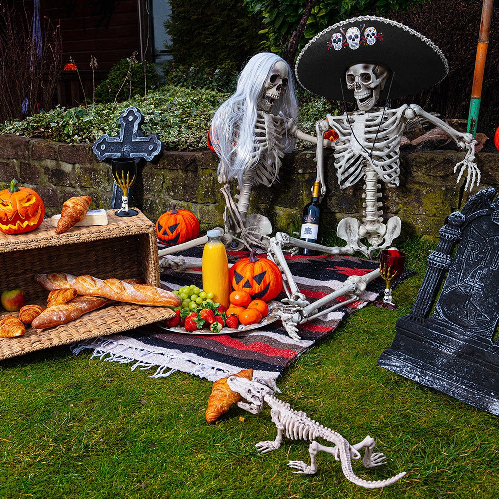 Halloween Grabstein Totenkopf 50 cm | RIP Grabsteinkreuz aus Polystyrol mit fliegendem Totenkopf für Halloween-Deko