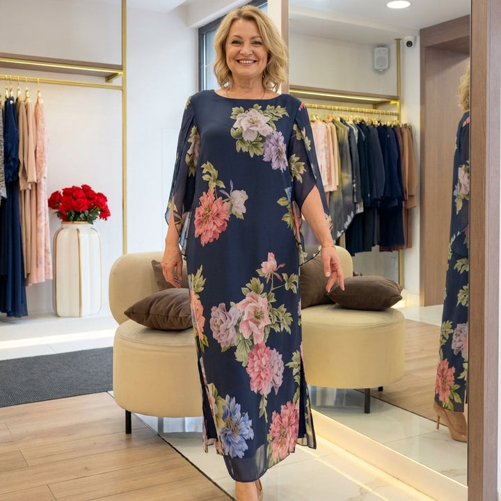 Yael Maxikleid mit Blumenmuster | Tiefblauer Grund, romantischer Floral-Print | Locker fallend mit Schlitzärmeln | Leicht &amp; luftig
