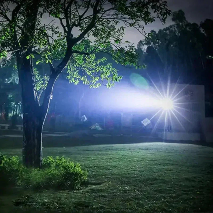 Taktische LED-Taschenlampe mit 90.000 Lumen | IP65 wasserdicht &amp; Zoom-Fokus | Robustes Outdoor-Design