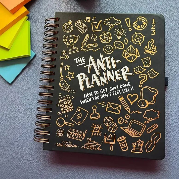Anti-Planer pracovný zošit proti prokrastinácii | 165+ stratégií na sústredenie a realizáciu | Neoznačený, plnofarebný | 328 strán (25×22,9 cm)
