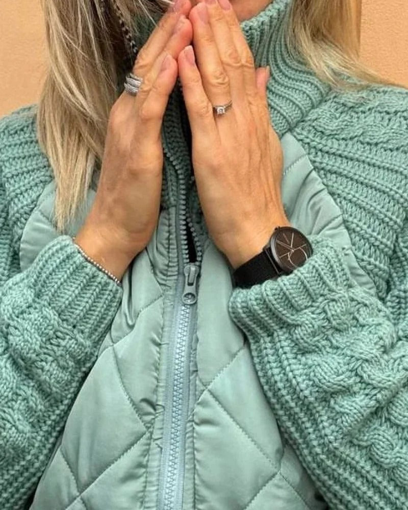 Damen Steppjacke mit hohem Kragen | Figurbetonte Jacke mit Strickärmeln, Reißverschluss und Taschen für Alltag und Freizeit