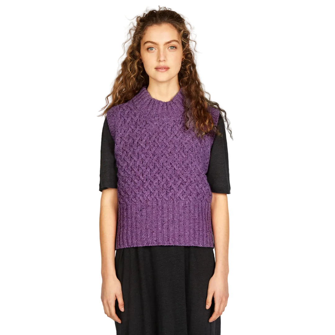 Damen Pullunder | Kurzer Strickpullunder mit Zopfmuster und weicher, körpernaher Passform