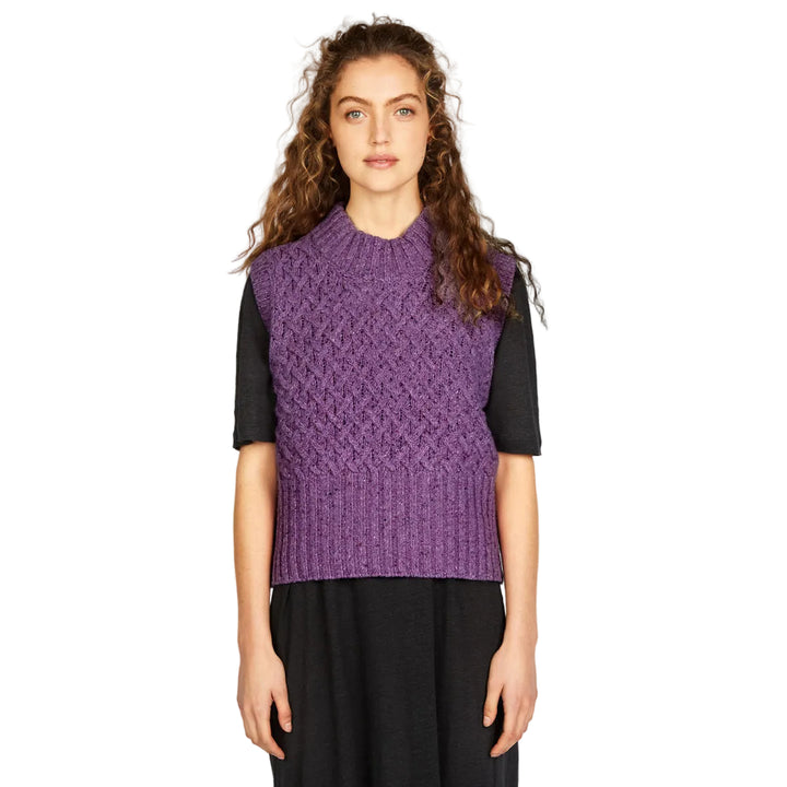 Damen Pullunder | Kurzer Strickpullunder mit Zopfmuster und weicher, körpernaher Passform