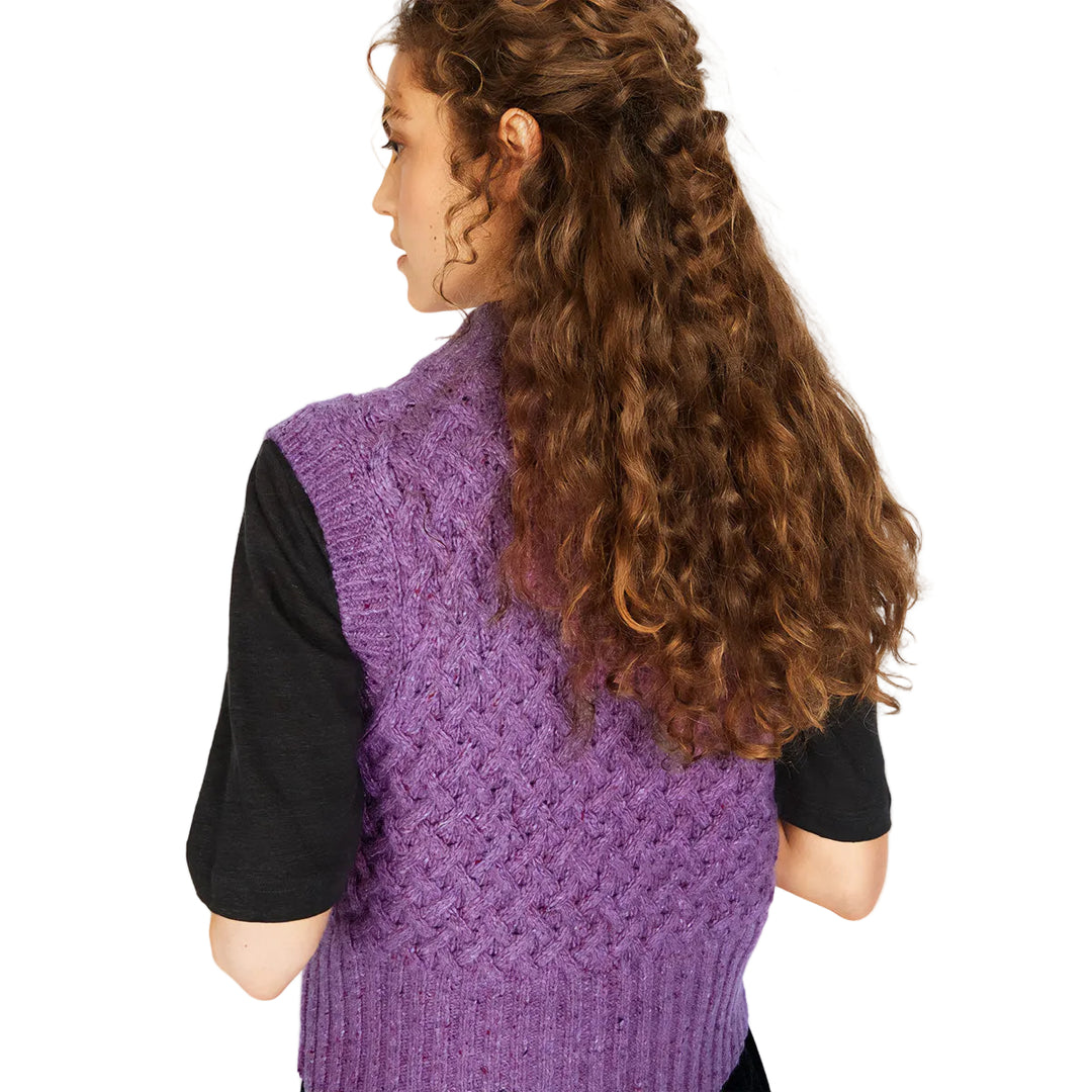 Damen Pullunder | Kurzer Strickpullunder mit Zopfmuster und weicher, körpernaher Passform