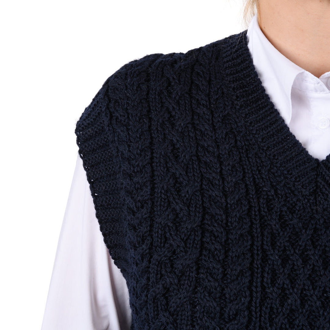 Damen Pullunder | Kurzer Strickpullunder mit Zopfmuster und weiten Armausschnitten