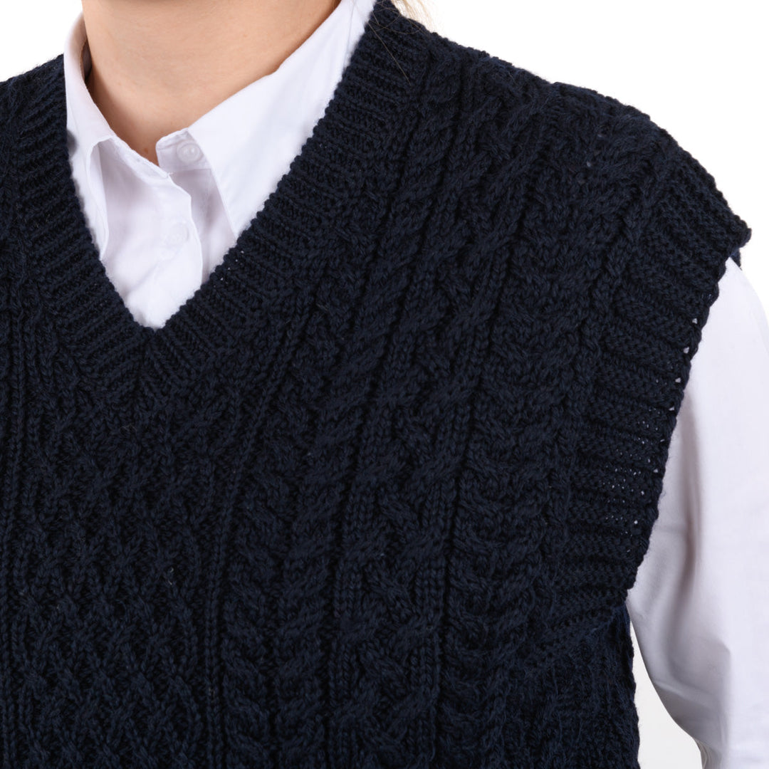 Damen Pullunder | Kurzer Strickpullunder mit Zopfmuster und weiten Armausschnitten