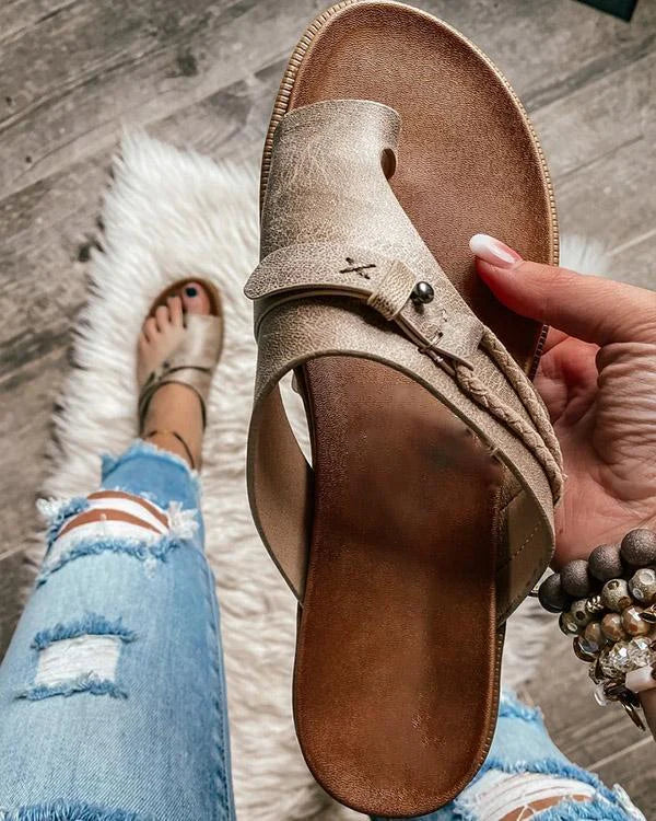 Damen Slip-On Ledersandalen mit Zehenschlaufe | Asymmetrischer Riemen &amp; Nieten-Details | Gepolsterte Innensohle