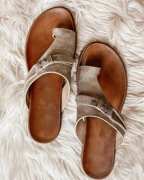 Damen Slip-On Ledersandalen mit Zehenschlaufe | Asymmetrischer Riemen &amp; Nieten-Details | Gepolsterte Innensohle