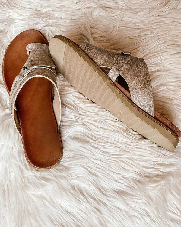 Damen Slip-On Ledersandalen mit Zehenschlaufe | Asymmetrischer Riemen &amp; Nieten-Details | Gepolsterte Innensohle