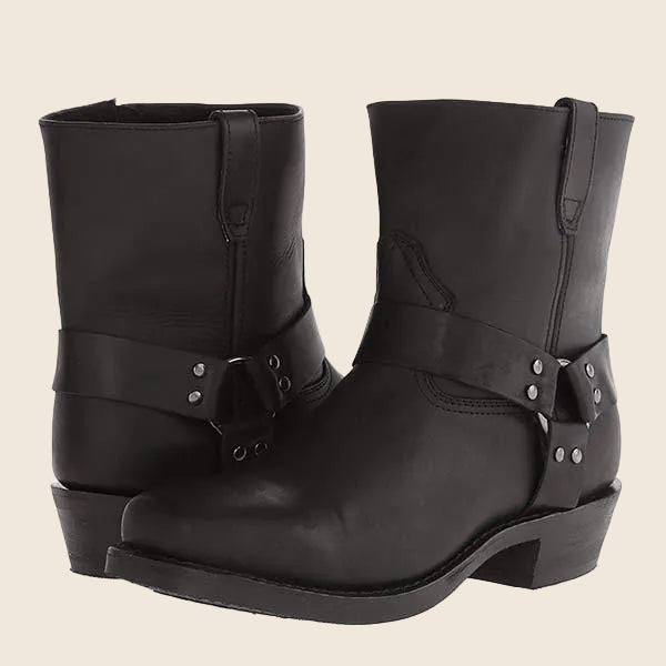 Damen Bikerstiefel aus echtem Vollnarbenleder | Mittelhohe Lederstiefel mit Zierriemen, Nieten, Gummisohle und stabilem Absatz