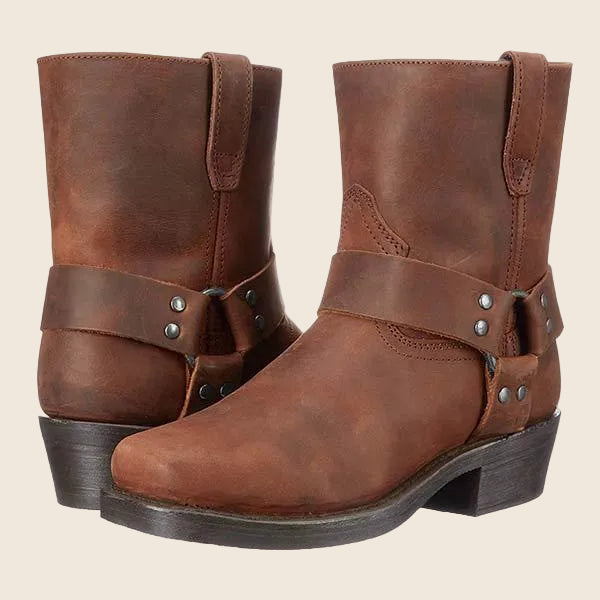 Damen Bikerstiefel aus echtem Vollnarbenleder | Mittelhohe Lederstiefel mit Zierriemen, Nieten, Gummisohle und stabilem Absatz