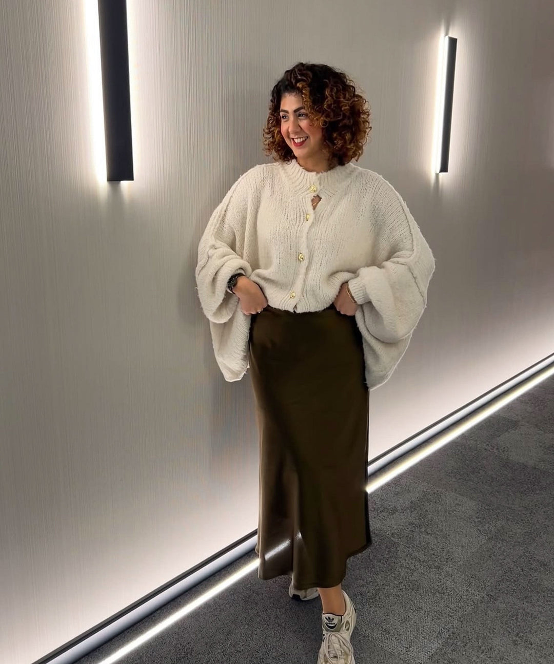 Damen Oversize Cardigan warm | Weiche Strickjacke mit Knöpfen, lockerer Passform und viel Bewegungsfreiheit für den Winter