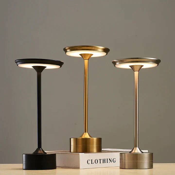 ShineCrest™ Kabellose Design-Tischlampe | Dimmbares LED-Licht aus Aluminium | Warmweiß, Wasserabweisend &amp; Elegant