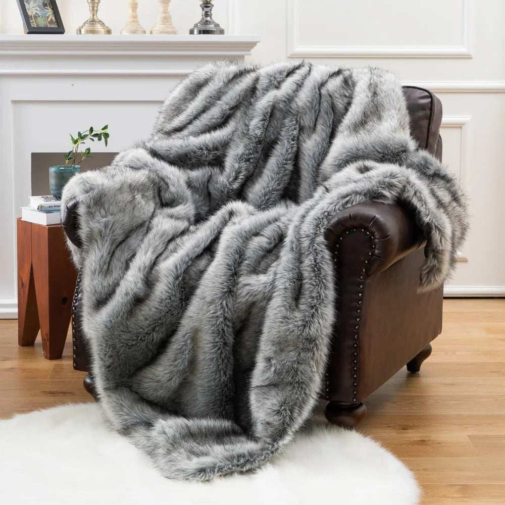 Kunstfell Winterdecke | Weiche flauschige Decke in Felloptik für Sofa und Bett | Dicke wärmende Kuscheldecke für kalte Tage