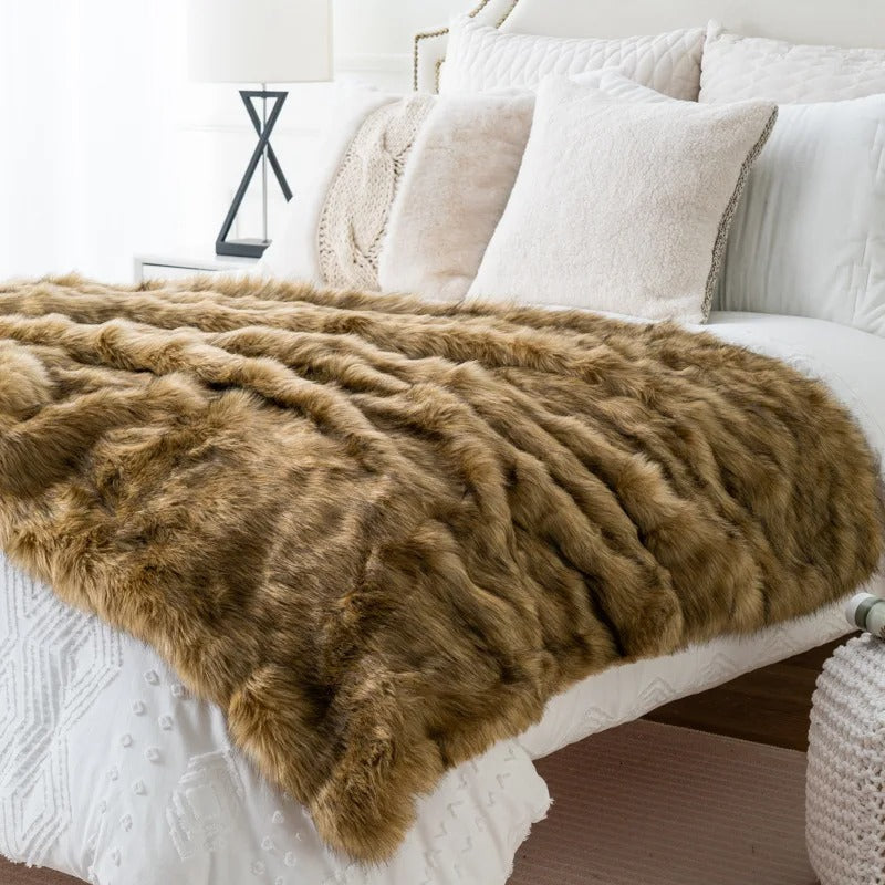 Kunstfell Winterdecke | Weiche flauschige Decke in Felloptik für Sofa und Bett | Dicke wärmende Kuscheldecke für kalte Tage