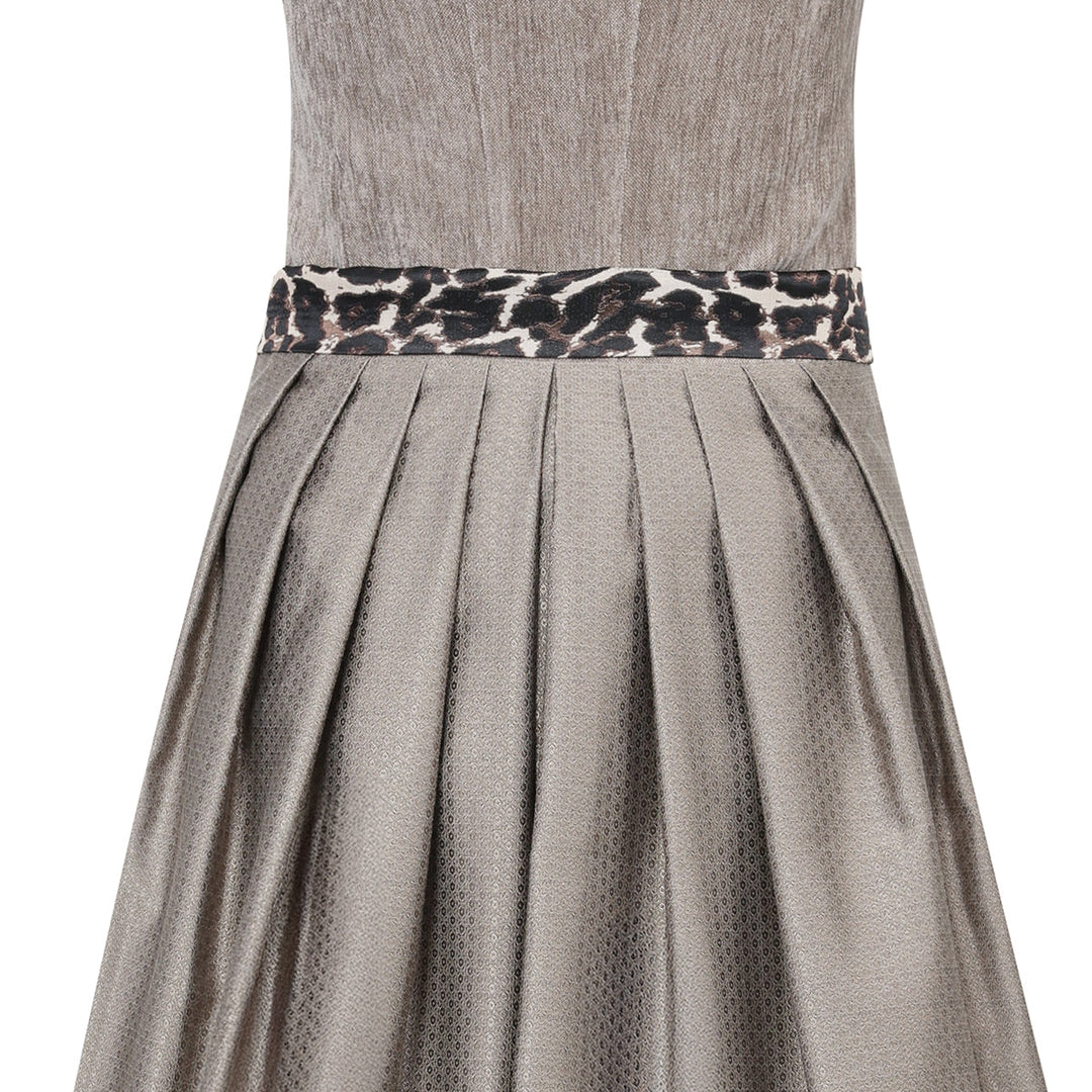 Damen Dirndl Sandbraun | Midi Samtdirndl mit abnehmbaren Flügelärmeln, Leo-Schleife und 70 cm Rocklänge