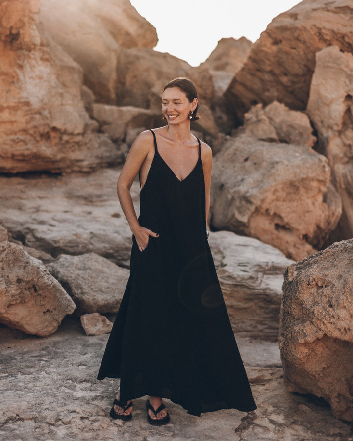 Damen Maxikleid Schwarz | Fließendes Slipkleid mit V-Ausschnitt &amp; offenem Rücken | Elegantes Sommerkleid