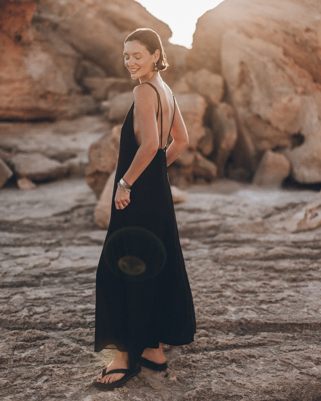 Damen Maxikleid Schwarz | Fließendes Slipkleid mit V-Ausschnitt &amp; offenem Rücken | Elegantes Sommerkleid