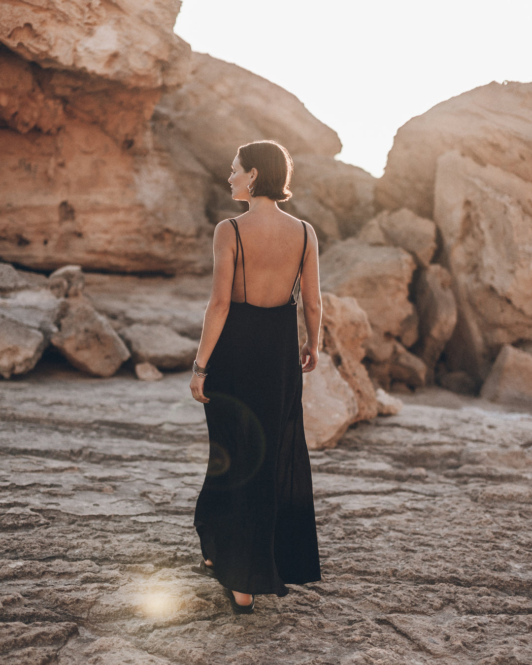 Damen Maxikleid Schwarz | Fließendes Slipkleid mit V-Ausschnitt &amp; offenem Rücken | Elegantes Sommerkleid