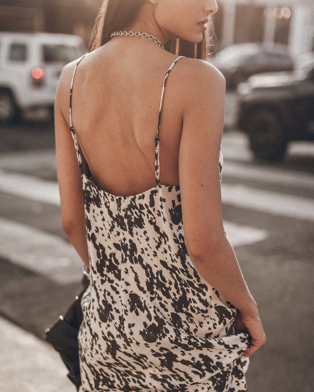 Damen Slipkleid mit Dalmatiner-Print | Fließendes Maxikleid mit V-Ausschnitt | Verstellbare Träger