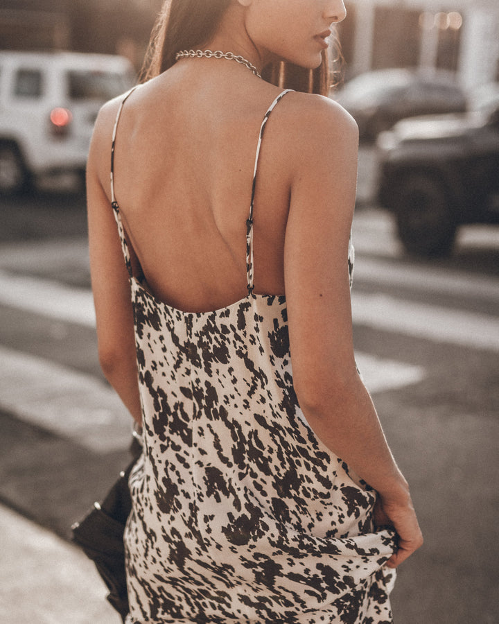 Damen Slipkleid mit Dalmatiner-Print | Fließendes Maxikleid mit V-Ausschnitt | Verstellbare Träger