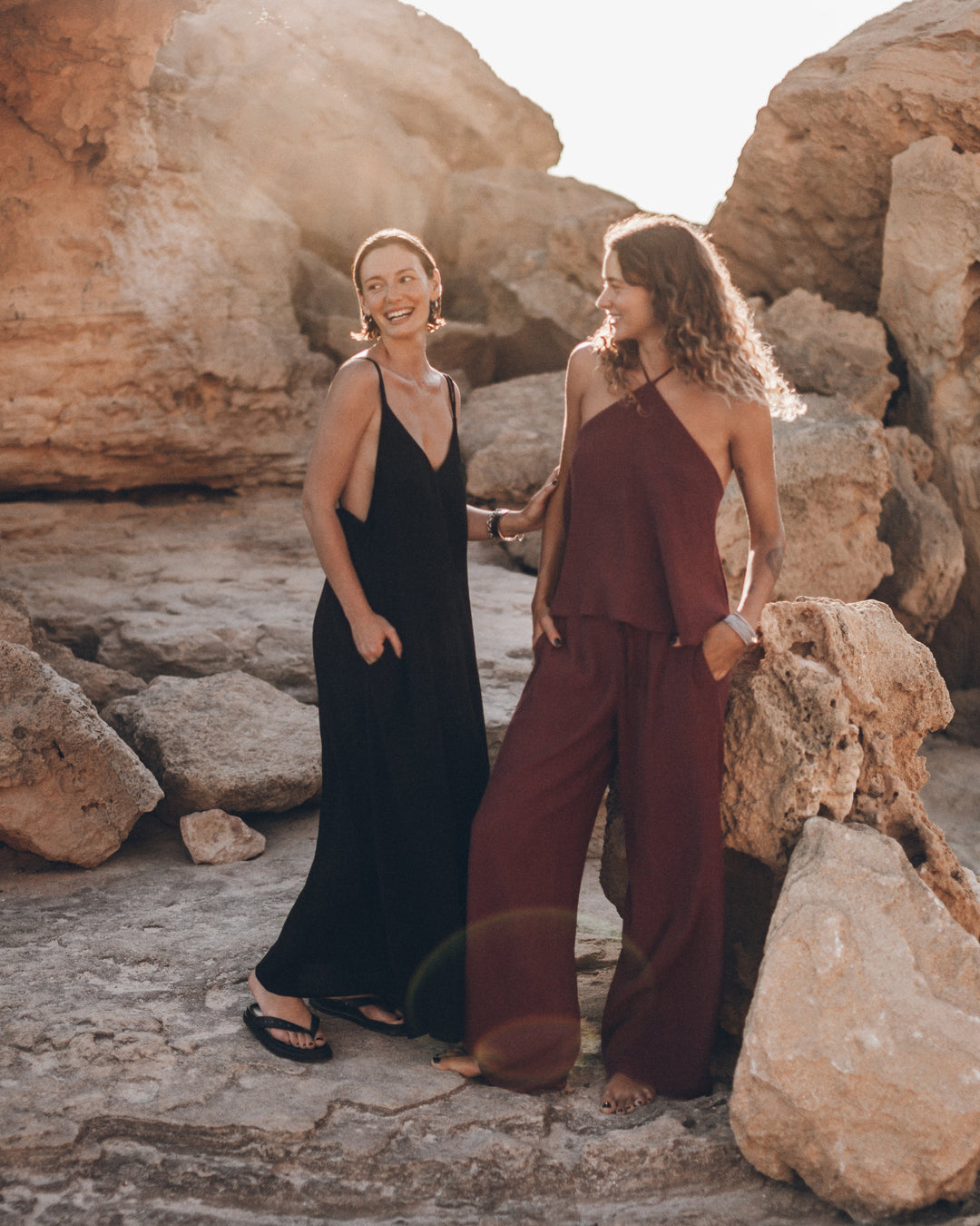 Damen Maxikleid Schwarz | Fließendes Slipkleid mit V-Ausschnitt &amp; offenem Rücken | Elegantes Sommerkleid
