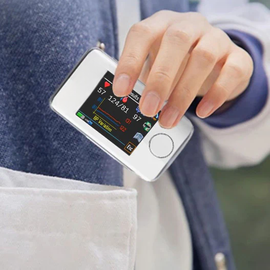 Gesundheits-Monitoring Gerät | Tragbar &amp; per Bluetooth-App | Messwerte übersichtlich in Echtzeit | Für den Alltag