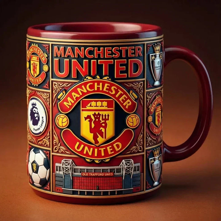 3D Fußball Tasse | 350 ml Keramik-Fanbecher mit Stadion-Relief
