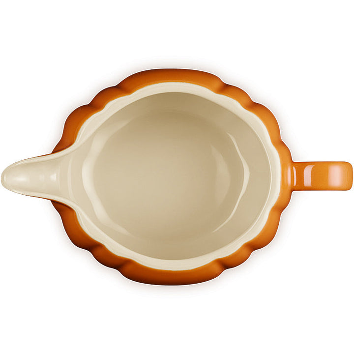 Sauciere aus Steinzeug 400 ml | Le Creuset Kürbisdesign in Ofenrot mit Deckel | Tropffreier Ausgießer und ergonomischer Griff