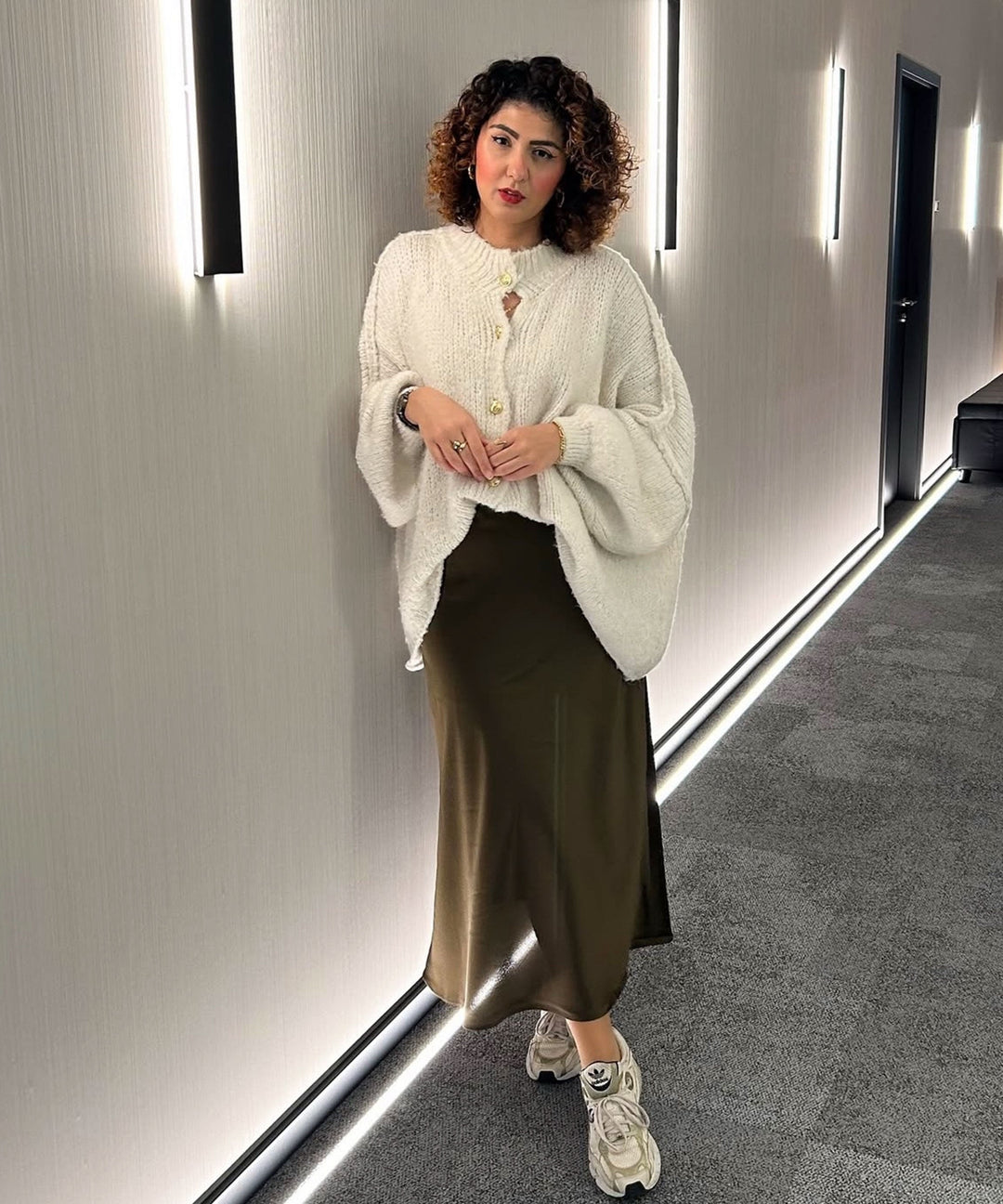 Damen Oversize Cardigan warm | Weiche Strickjacke mit Knöpfen, lockerer Passform und viel Bewegungsfreiheit für den Winter