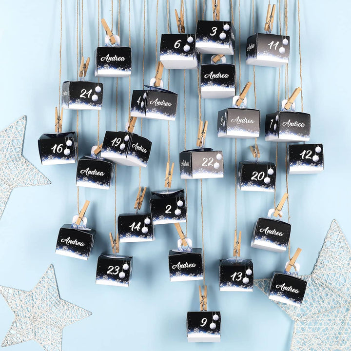 Adventskalender zum Befüllen mit Namen | 24 personalisierte Geschenkschachteln mit Schneeflockenmotiv zum Aufstellen oder Aufhängen
