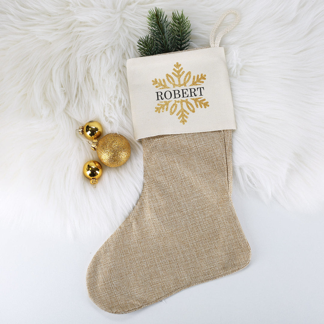 Weihnachtsstrumpf mit Namen | Personalisierte Weihnachtssocke mit goldenem Schneeflockenmotiv und Aufhängekordel | 25 x 35 cm
